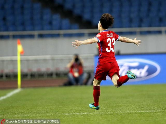 ”伊桑-姆巴佩司职中场，2017年加盟巴黎青训，上轮法甲巴黎对阵梅斯的比赛，他替补出场上演巴黎一线队首秀。